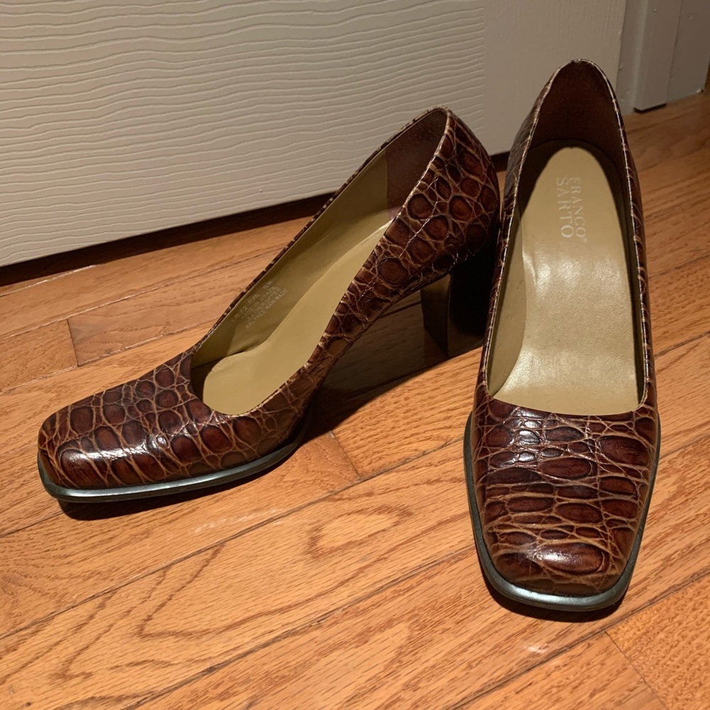 Leather pumps